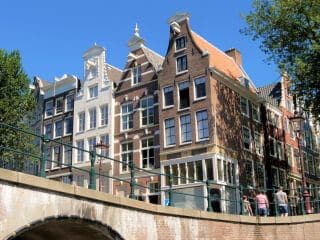Amsterdamse-grachten-rondvaart-met-een-rondvaartboot-door-het-centrum-van-Amsterdam Over de Amsterdamse grachten met een rondvaartboot door het centrum van Amsterdam