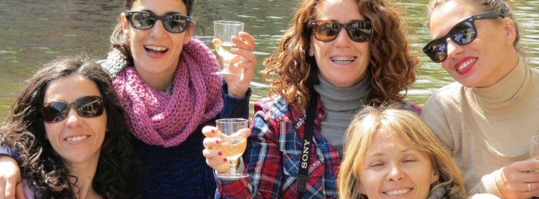 Rondvaart Amsterdam: op een rondvaartboot, sloep, waterfiets of salonboot een mooie boottocht over de grachten maken Rondvaart Amsterdam op rondvaartboot boottocht over de grachten Rondvaartvergelijker