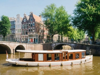 ‘Ondine‘, luxe authentiek Amsterdamse salonboot